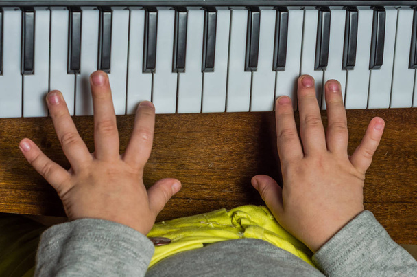 Niño pequeño aprende a tocar el piano
 - Foto, Imagen