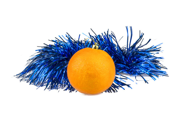 solo naranja como juguete de navidad con decoraciones azules brillantes aisladas sobre un fondo blanco
 - Foto, Imagen
