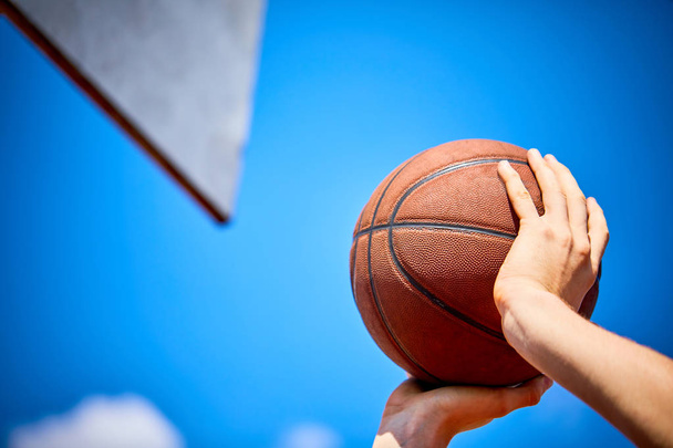 man holding basketball ball, close-up  - Φωτογραφία, εικόνα