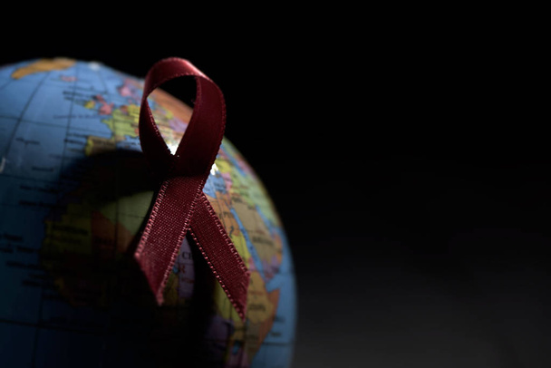 Dünya AIDS ile mücadele için kırmızı kurdele ile - Fotoğraf, Görsel