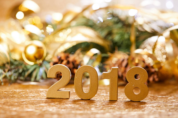 Ano novo algarismos decorativos 2018 com decorações de Natal em mesa de madeira
  - Foto, Imagem