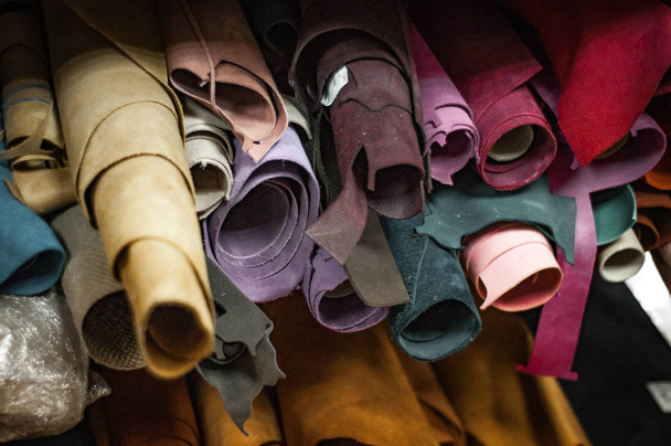 Close up of colorful textile rolls placed on shelves in fabric shop - Foto, immagini