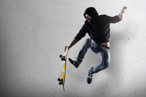 Человек со скейтбордом
 - Фото, изображение