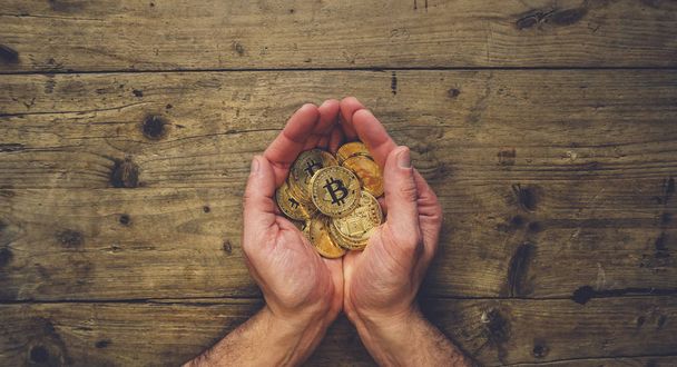 людина руки проведення багато Bitcoin монети, вид зверху, з скопіювати sp - Фото, зображення