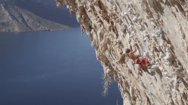 Ορειβάτης ανεβαίνει μια δύσκολη διαδρομή - Πλάνα, βίντεο