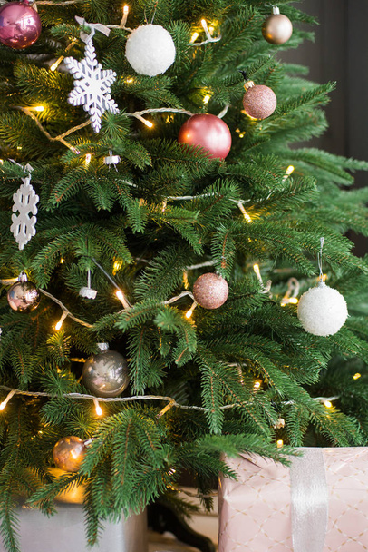 Красивый рождественский бал на елке
 - Фото, изображение