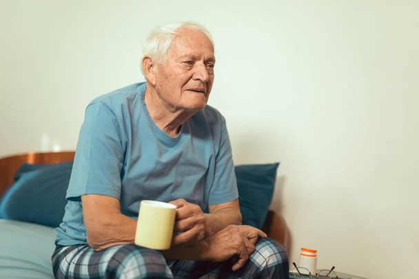 portrait of senior man at home holding cup of tea - Foto, Bild