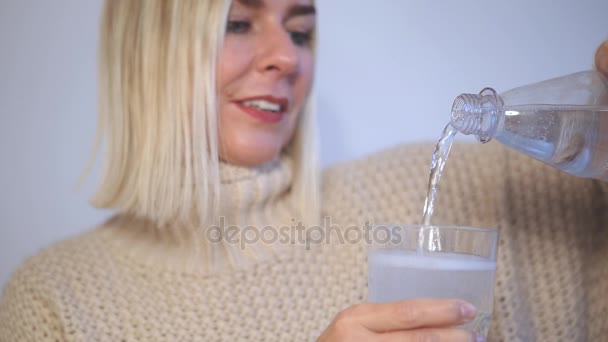 Cinemagraph de femme blonde versant de l'eau dans du verre
 - Séquence, vidéo