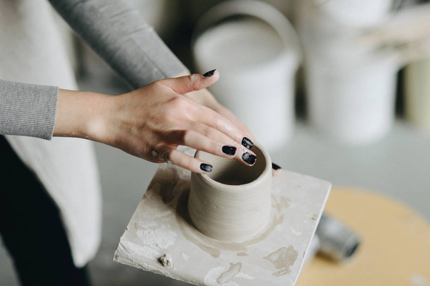 Woman Working At Pottery Studio - Foto, Bild
