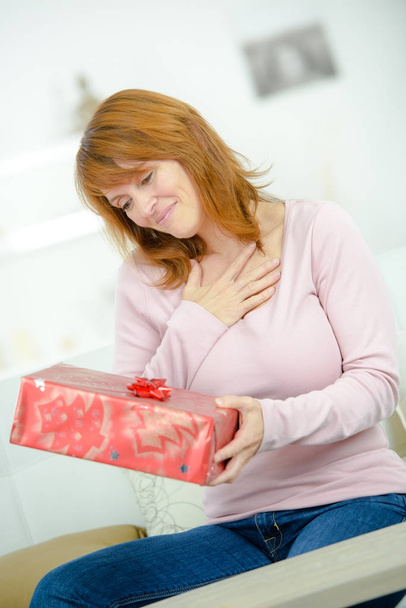 happy surprised woman opening gift box - Φωτογραφία, εικόνα