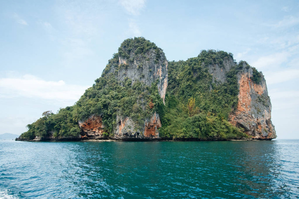 Nějaký ostrov poblíž Koh hong (ostrov Hong), Thajsko. - Fotografie, Obrázek
