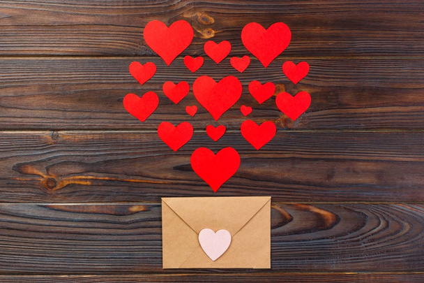 Mnoho dopisů s láskou. Lover's holiday zpovědi nebo návrh koncepce. Valentine den milostný dopis - Fotografie, Obrázek