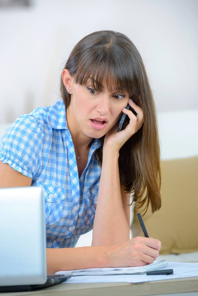 sorprendió a la mujer de negocios utilizando un ordenador portátil y hablando por teléfono
 - Foto, Imagen