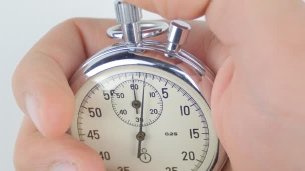 Une personne démarrant un chronomètre à fond blanc
 - Séquence, vidéo