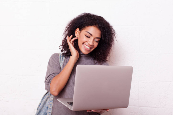 Portret młodej uśmiechający się afro american kobiety z rozmów wideo laptop - Zdjęcie, obraz