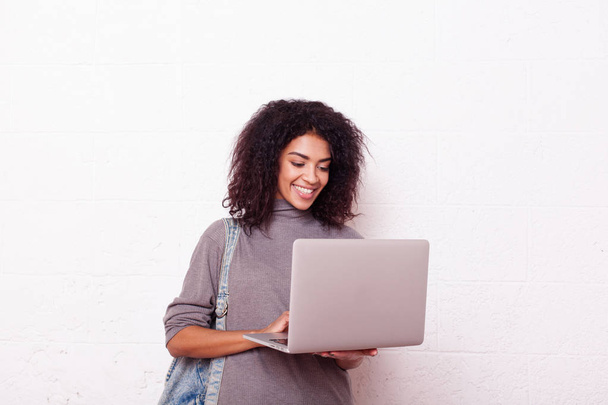Portrét mladé usměvavé afro americké ženy s laptop video chatování - Fotografie, Obrázek