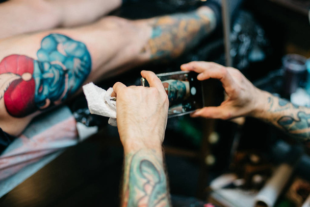 Making a tattoo - Valokuva, kuva