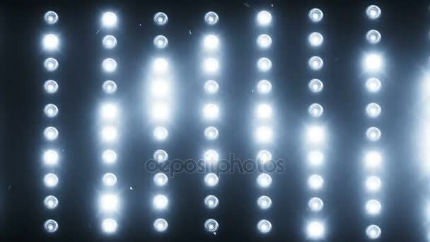 Una pared de proyectores de luz, un destello de luz
 - Metraje, vídeo