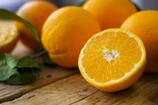 Narancs a fa asztalon - Fotó, kép