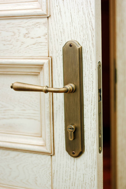 Offene Tür im modernen Haus oder Büro. - Foto, Bild