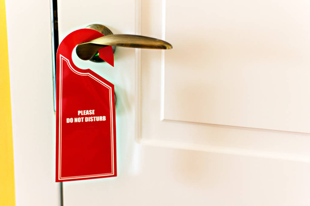 Kırmızı "rahatsız etmeyin" işareti ile otel odasında - Fotoğraf, Görsel