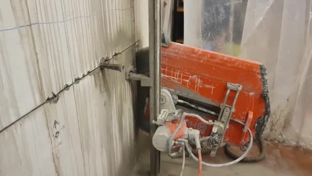 Automaattinen saha kone on luo oven reikä paksu betoniseinä. Epätodellinen voima, hämmästyttävä työ
 - Materiaali, video