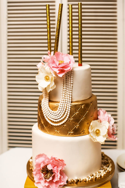 Multi level wedding cake with flowers and sparkles - 写真・画像