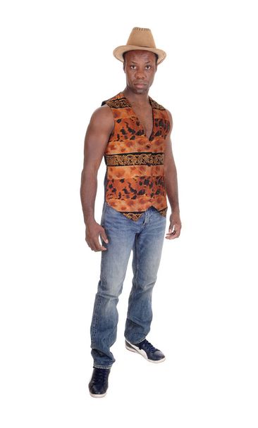 Талль африканських чоловік, що стоїть в жилет і джинси - Фото, зображення