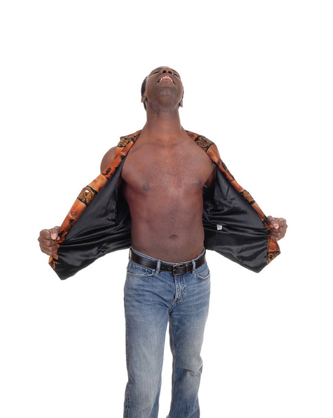 Cris de l'homme africain avec gilet operateur
 - Photo, image