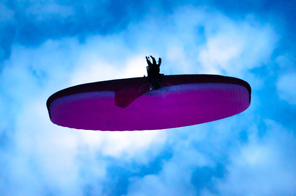Vue de bas en haut d'un parapente volant
  - Photo, image