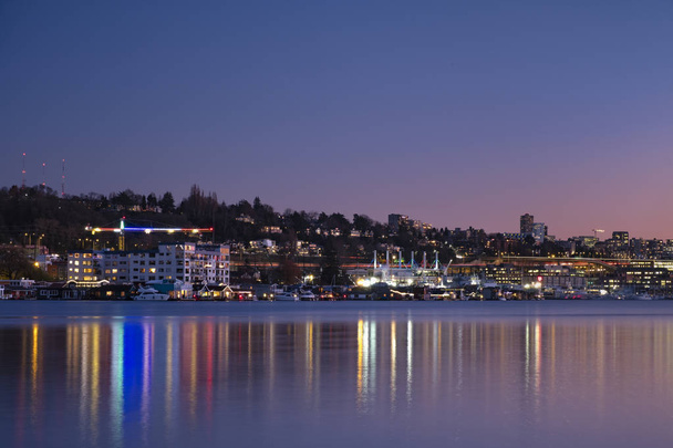 Západ slunce nad panorama Seattlu vytvořit odrazy v Lake Washington - Fotografie, Obrázek