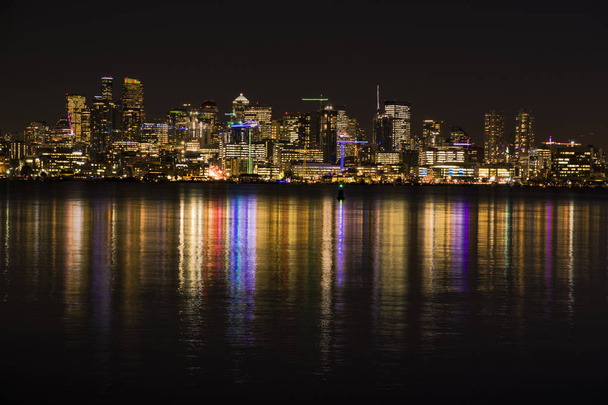 horizonte de Seattle por la noche con luces reflectantes de la ciudad en el lago Washington
 - Foto, Imagen