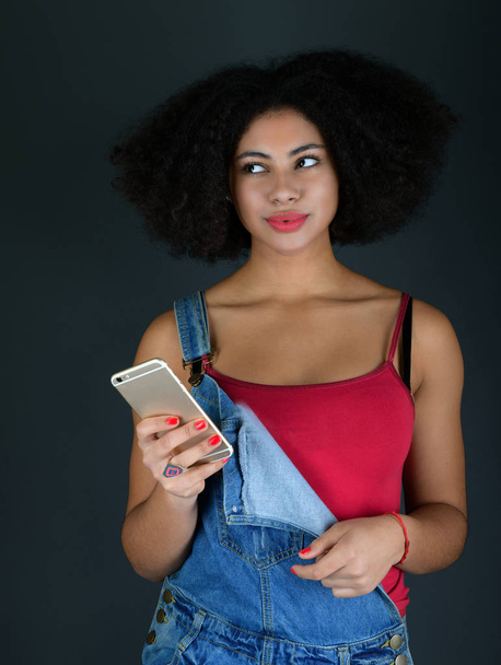 junge afrikanisch-amerikanische Frau am Smartphone, - Foto, Bild