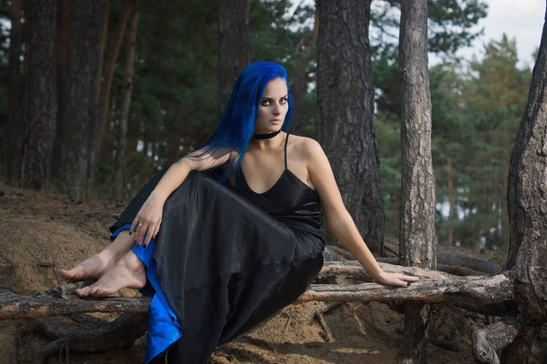 Mulher bonita com cabelo azul escuro vestido de vestido preto em th
 - Foto, Imagem