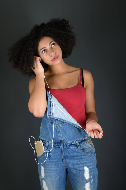 Афро-американських молода жінка на смартфоні, - Фото, зображення