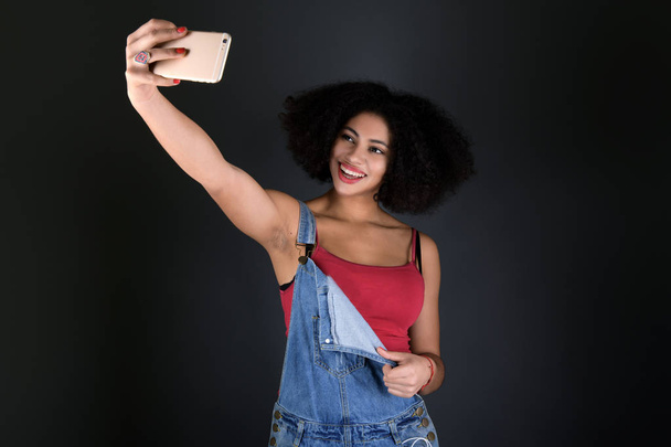 Jonge African American vrouw op smartphone, - Foto, afbeelding