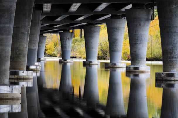 Rauhallinen vesi Seattlen valtatien 520 sillan alla puiston lähellä
 - Valokuva, kuva