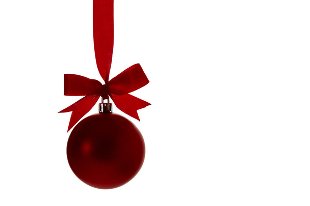 Bola roja de Navidad con lazo rojo sobre fondo blanco
 - Foto, imagen