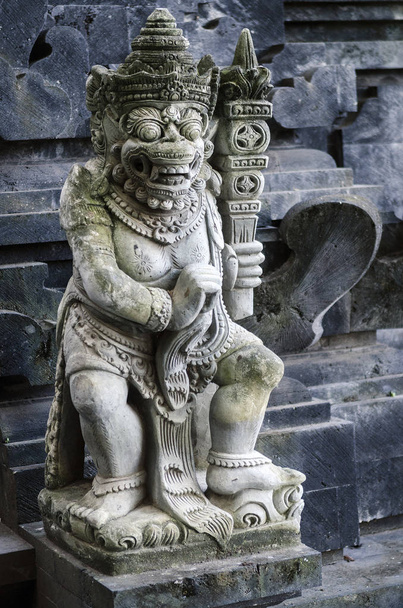 estátuas tradicionais hindu balinesas no templo bali indonésia
 - Foto, Imagem