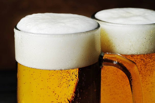 Close-up de duas canecas de cerveja
. - Foto, Imagem