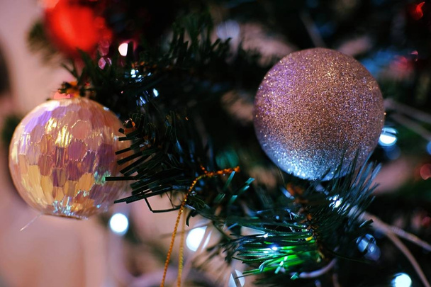 Absztrakt elmosódott karácsonyfa bokeh háttér. Újévi ünnepség. banner montázs termék megjelenítéséhez szelektív fókusz - Fotó, kép