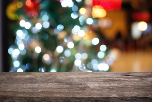 Tampo de mesa de madeira vazio e borrão de lâmpadas brilhantes brilho noite luz Natal Ano Novo Celebração. fundo / foco seletivo. Para montagem produto exibição xmas feriado festival pano de fundo - Foto, Imagem