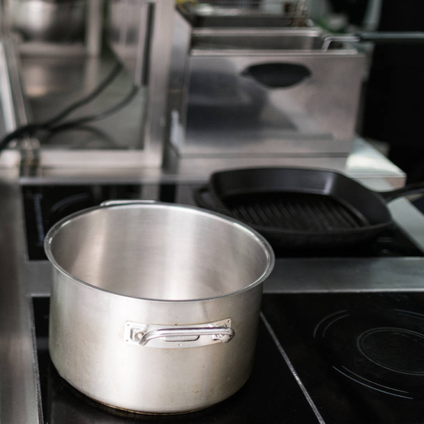 rondel kuchnia naczynia profesjonalne restauracja - Zdjęcie, obraz
