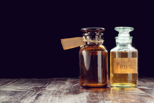 ζευγάρι Αποθηκάριος μπουκάλια με φίλτρο δηλητήριο ή βάμμα - Φωτογραφία, εικόνα
