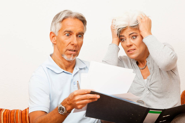 Senior Couple Doing Paperwork - Foto, Imagen