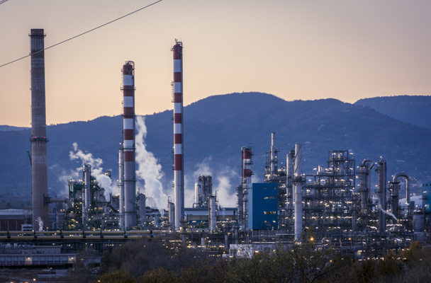 Fabbrica Pila di fumo - raffineria di petrolio - impianto petrolchimico
 - Foto, immagini