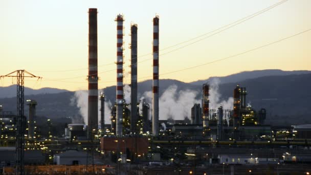 Stos dym fabryka - rafinerii ropy naftowej - roślina - Materiał filmowy, wideo