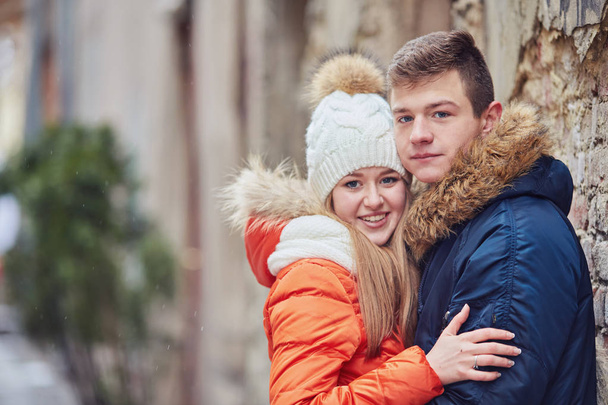 Νεαρό ζευγάρι φιλιέται στο wintertime σε εξωτερικούς χώρους - Φωτογραφία, εικόνα