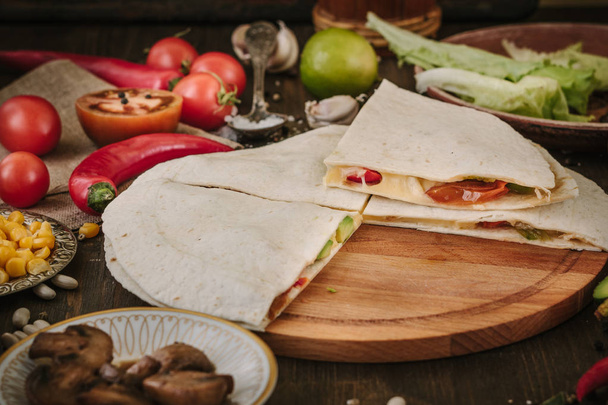 Pěkná vegetariánská quesadilla s tortilla chlebem, fazolemi, sýrem a zeleninou. - Fotografie, Obrázek