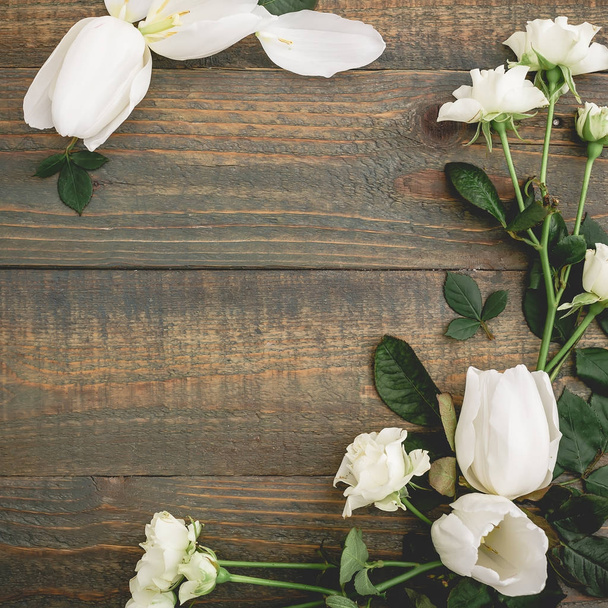 Цветочная композиция с белыми тюльпанами и розой на деревянном фоне. Квартира лежала, вид сверху. Женский день
 - Фото, изображение
